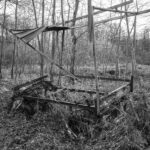 Ein alter Wagen steht mitten im Wald bei Boksee